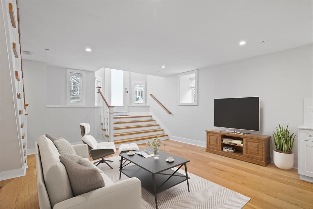 386 Windsor St #1 photo 5