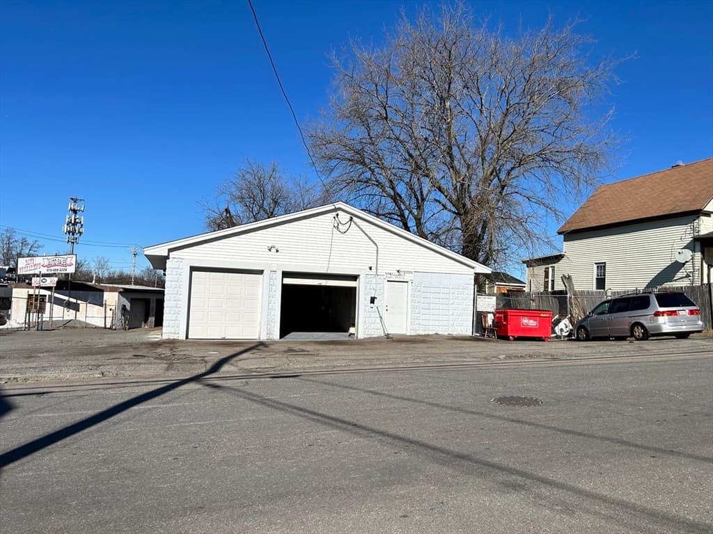 204 Lincoln St photo 2