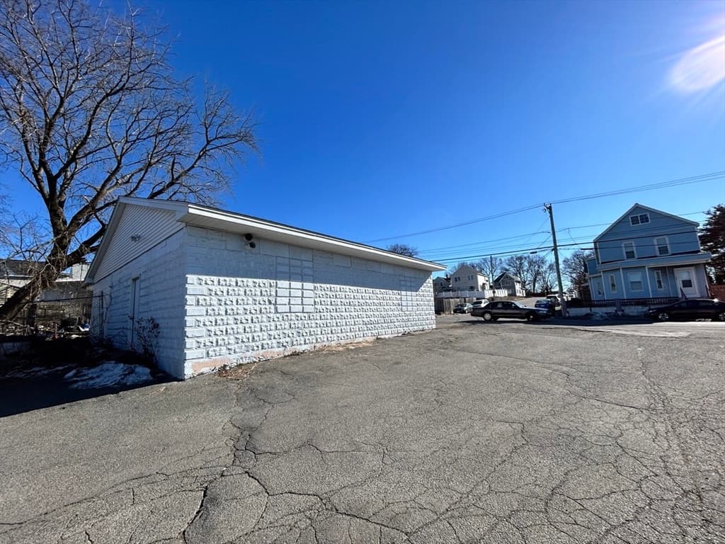 204 Lincoln St photo 3