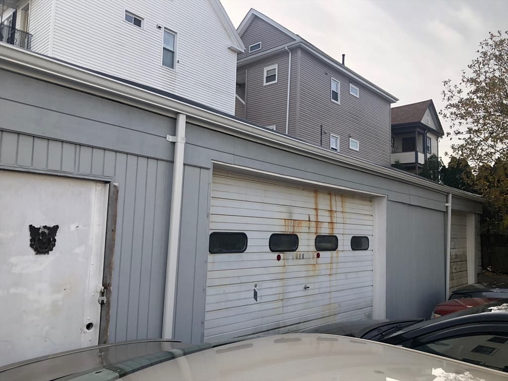 1577 Acushnet Avenue photo 2