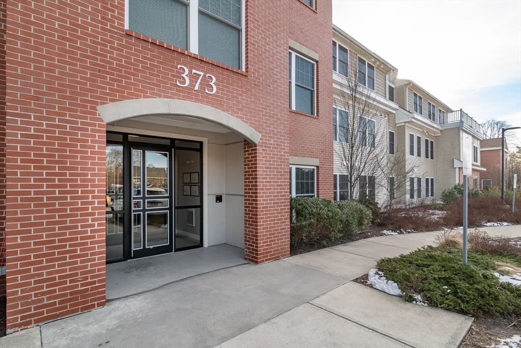 373 Commonwealth Rd #202 photo 2