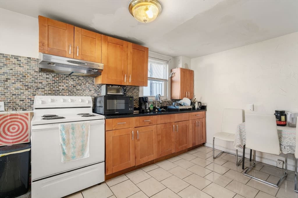 74 Franklin St photo 3
