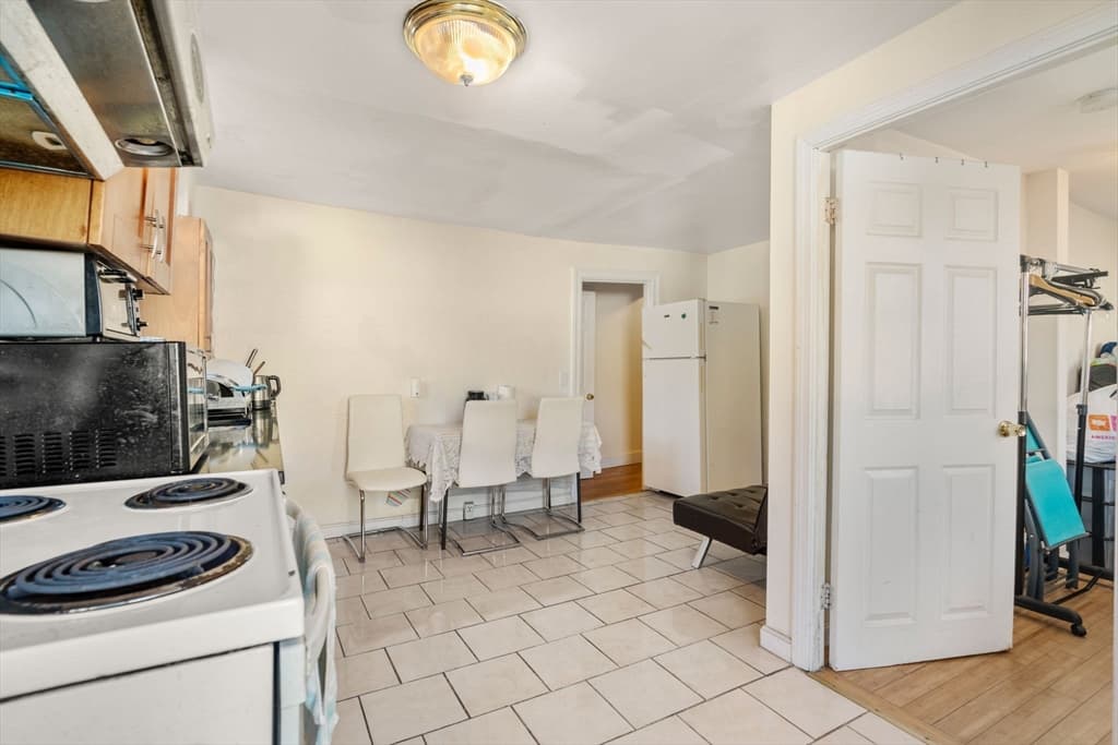 74 Franklin St photo 4