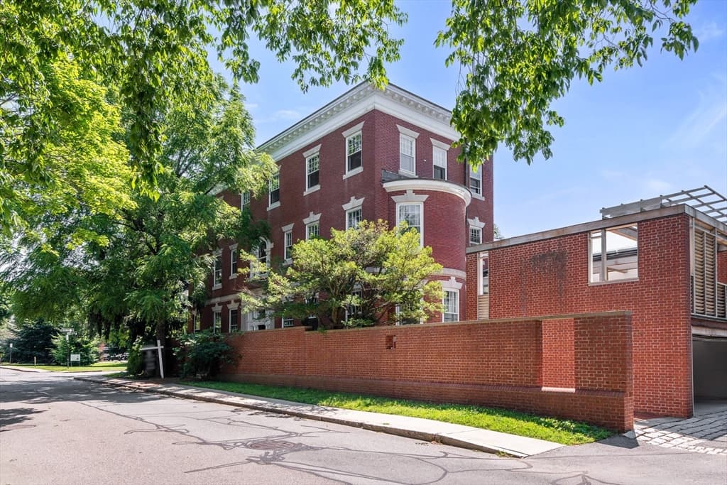 40 Hawes St photo 3