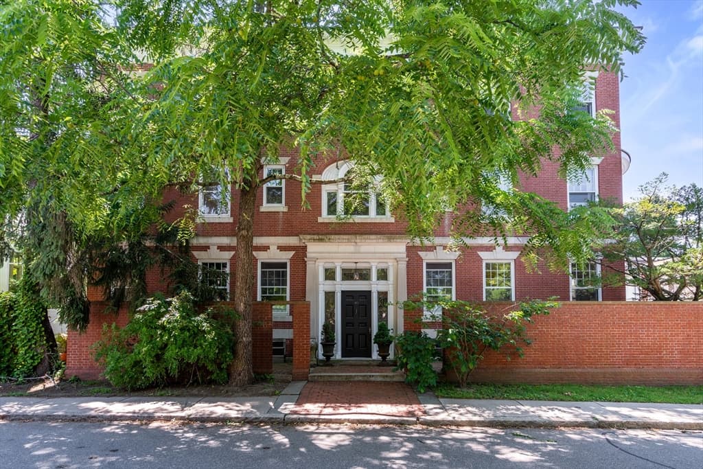 40 Hawes St