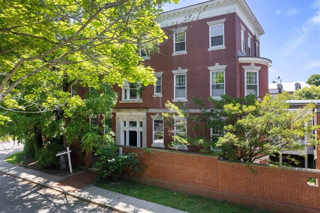 40 Hawes St photo 4