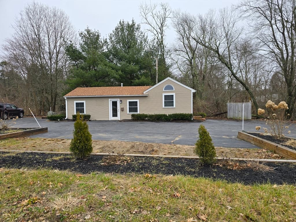 396 Winthrop St photo 2
