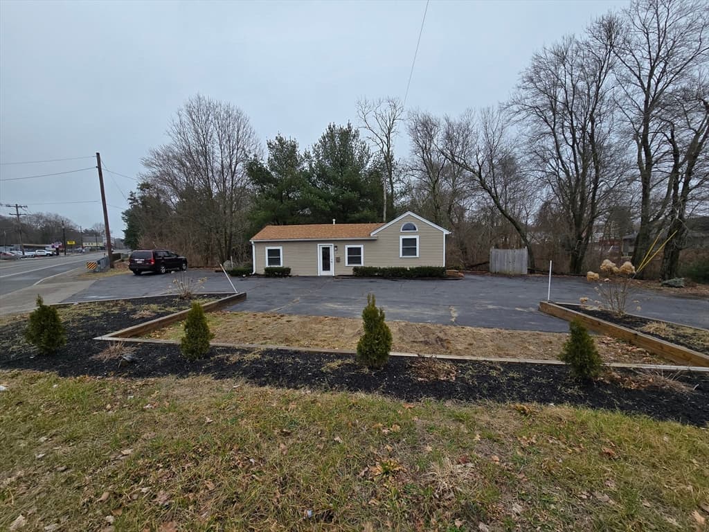 396 Winthrop St photo 3
