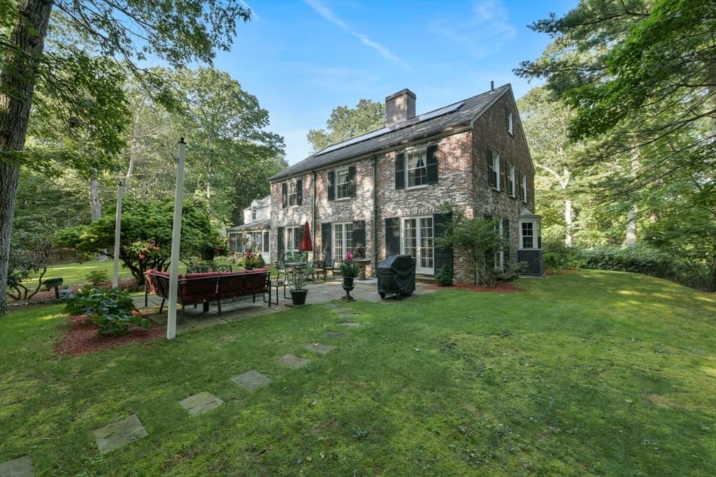 96 Lexington Rd photo 3
