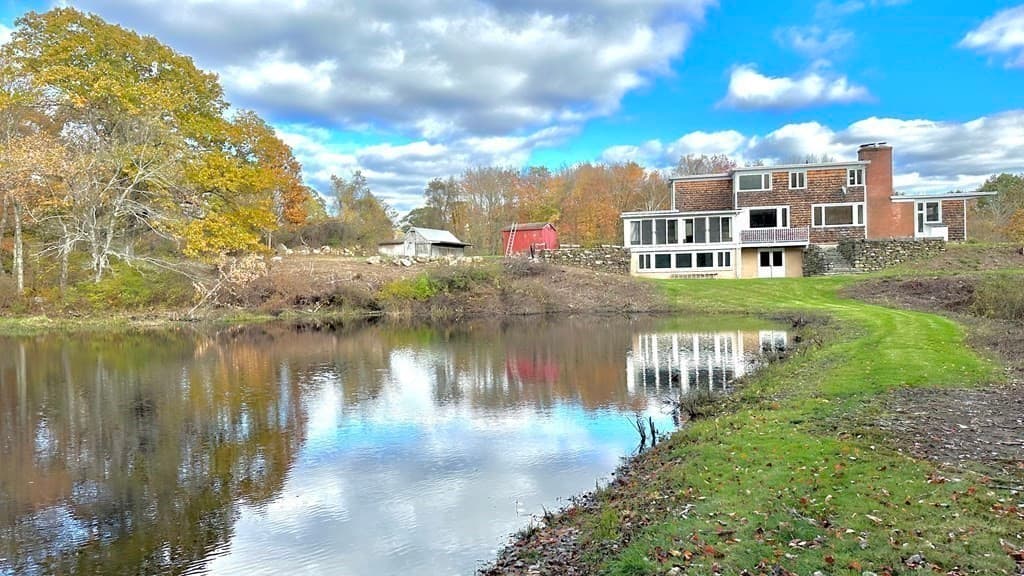 153 Ragged Hill Rd