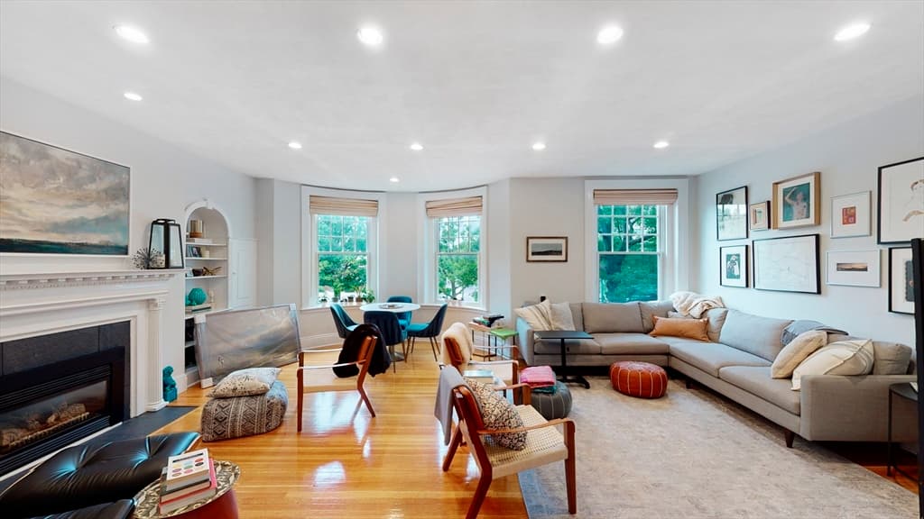 1720 Beacon St photo 2