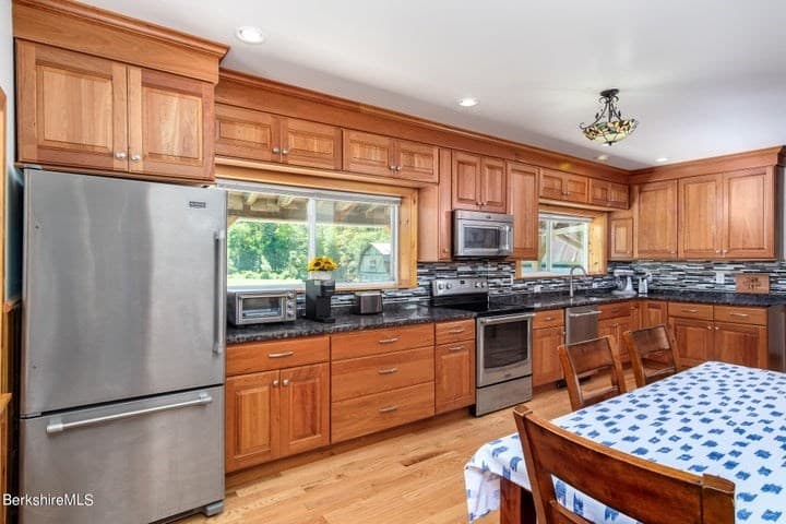 893 New Ashford Rd photo 5