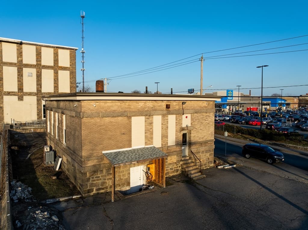 777 Quequechan St. photo 3