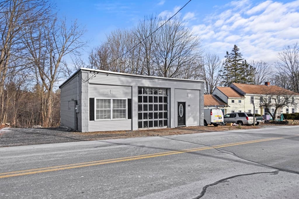 685 Pleasant St photo 2