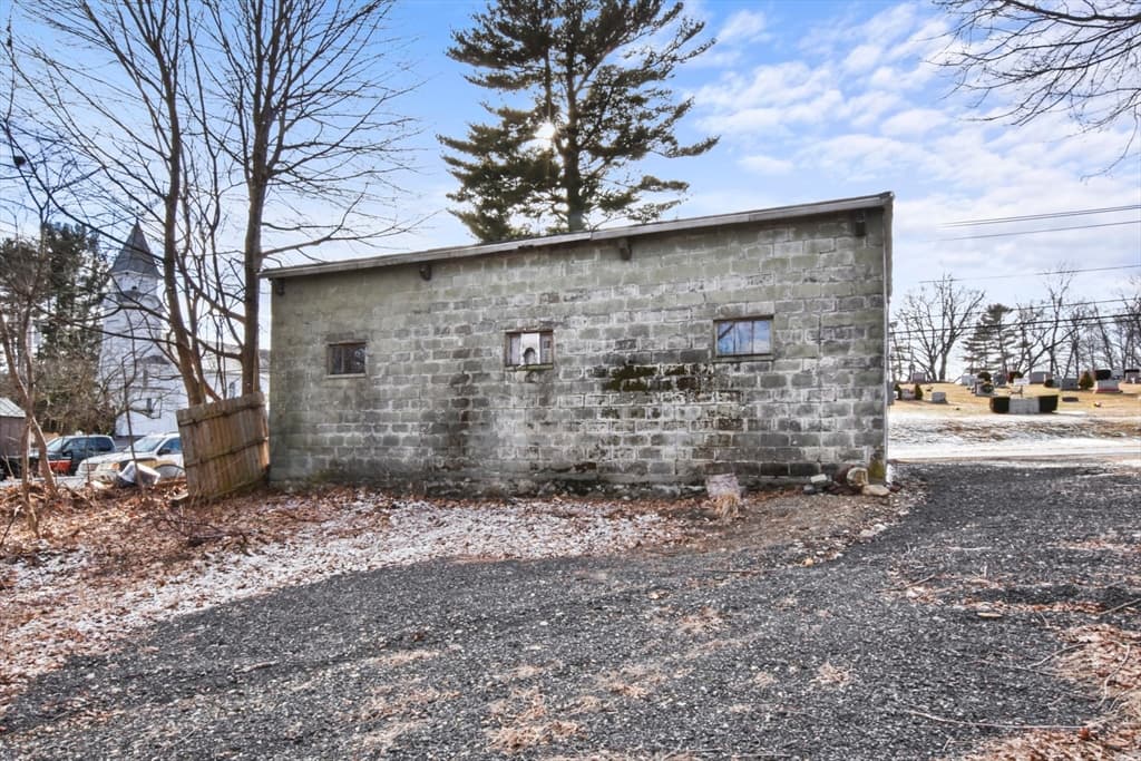 685 Pleasant St photo 3