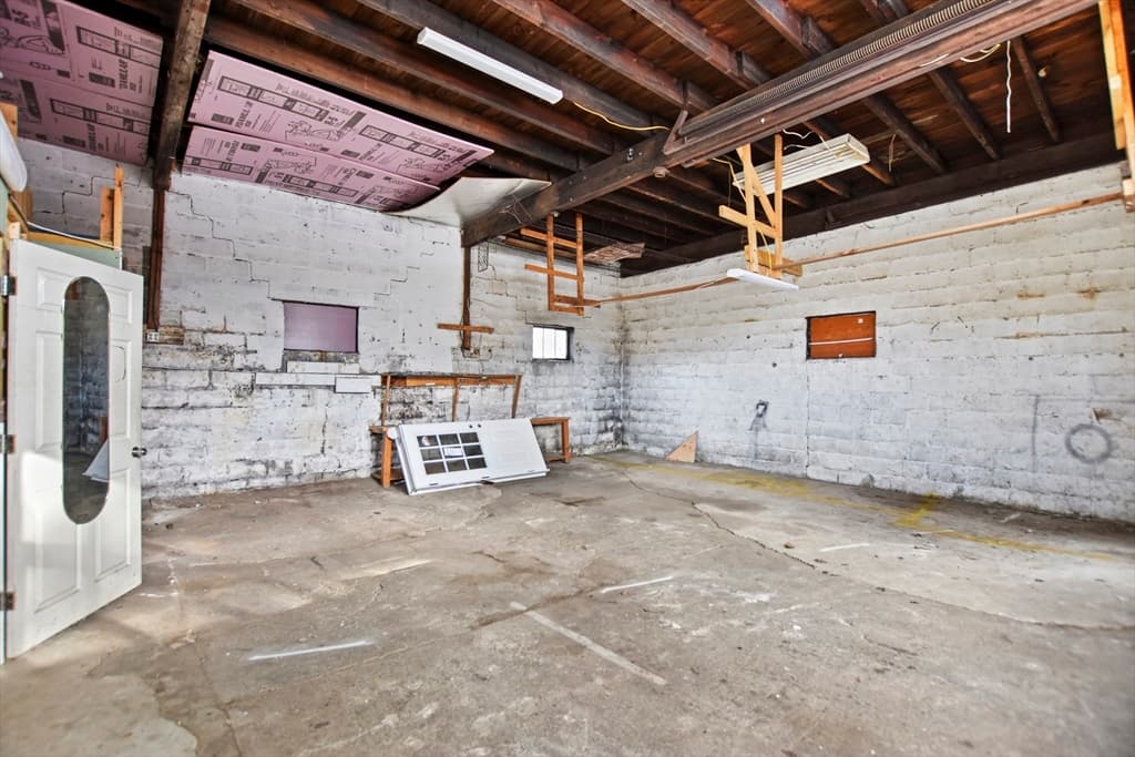 685 Pleasant St photo 4