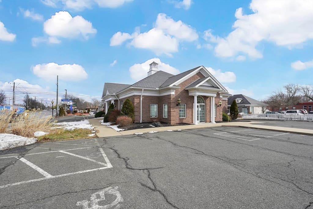 1359 Springfield St. photo 4