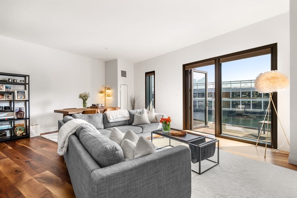 300 Pier 4 Blvd #3J photo 2