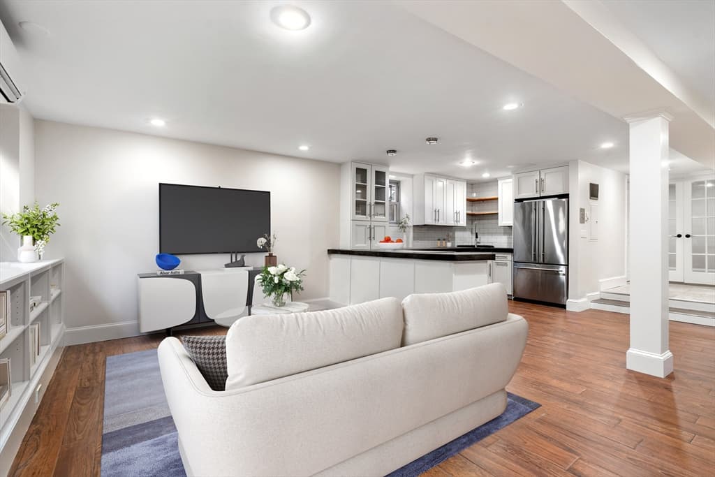 5 Albemarle St #1 photo 2