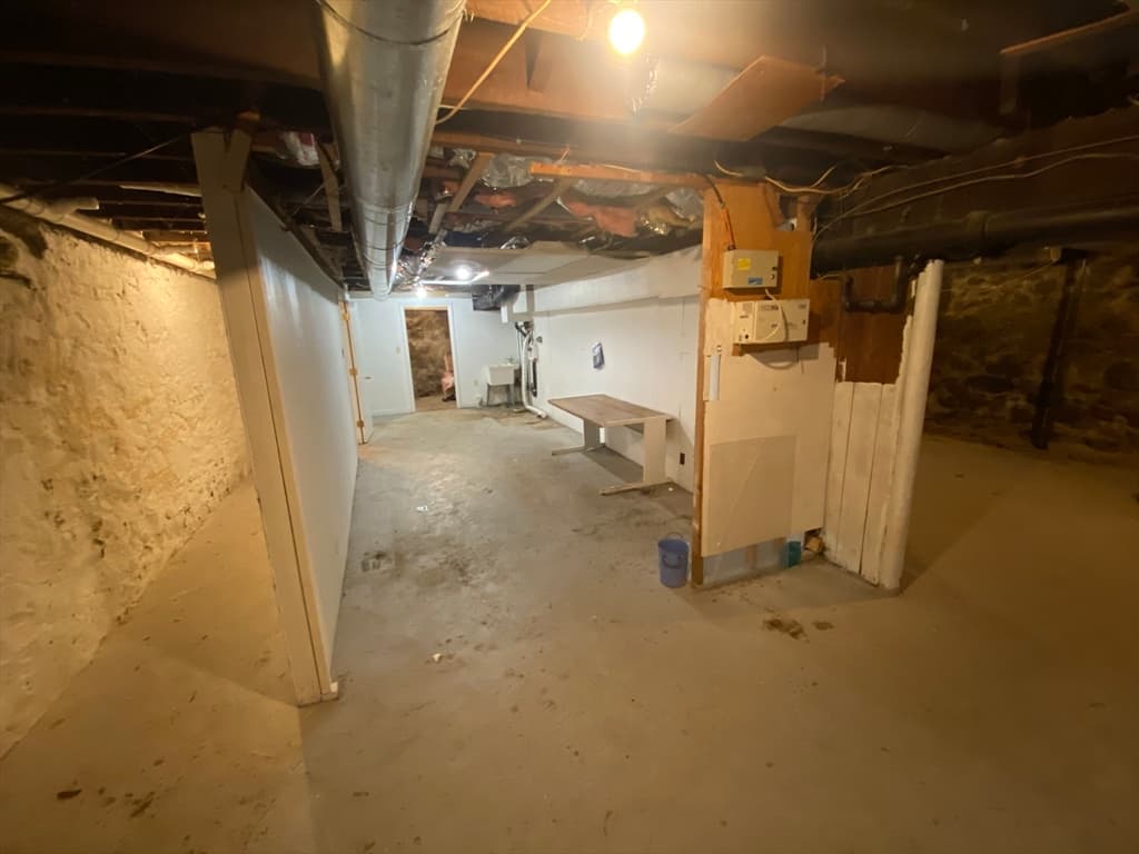 211 Belgrade Ave photo 4