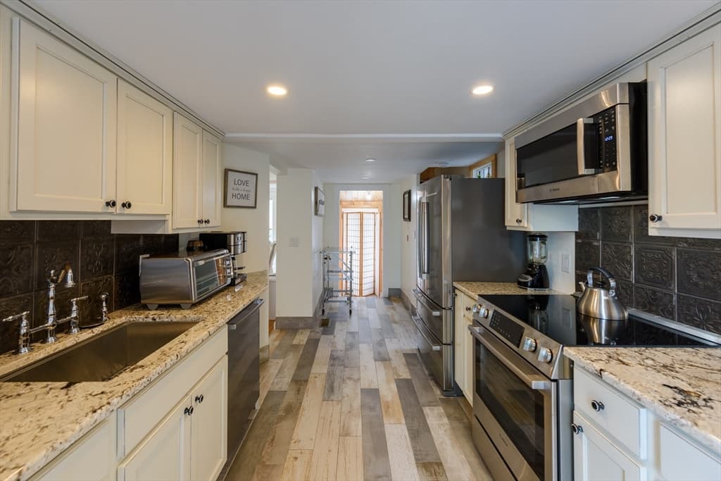 55 Samoset Ave photo 4