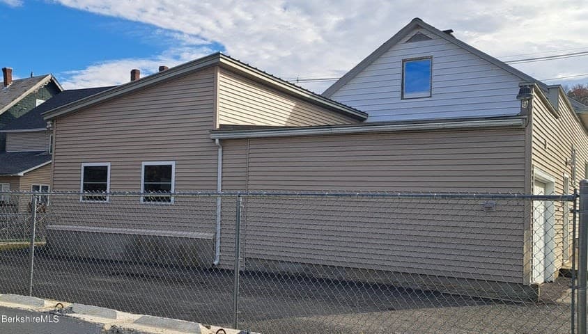 24 N Summer St photo 2