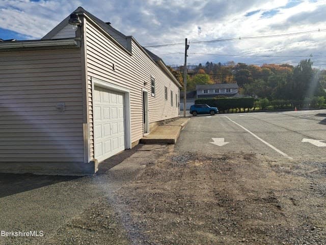24 N Summer St photo 3
