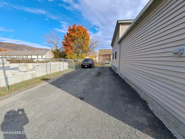 24 N Summer St photo 5