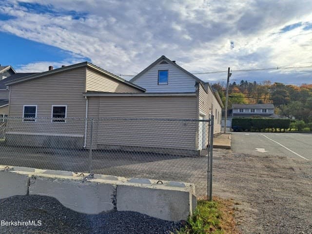 24 N Summer St photo 4