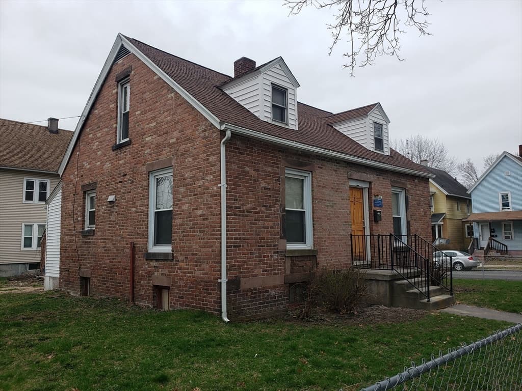 182 Massasoit St. photo 3