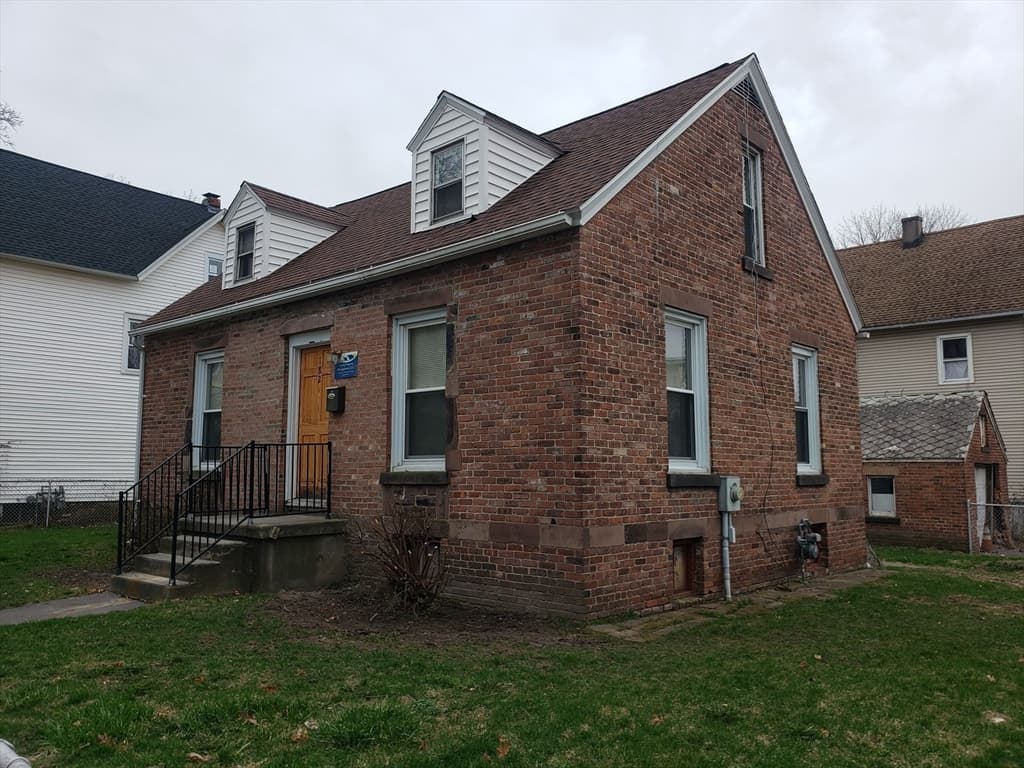182 Massasoit St. photo 4
