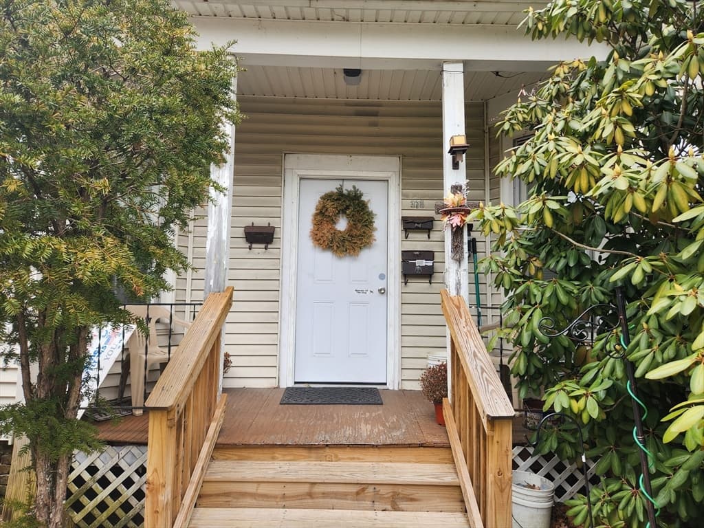378 School St photo 2