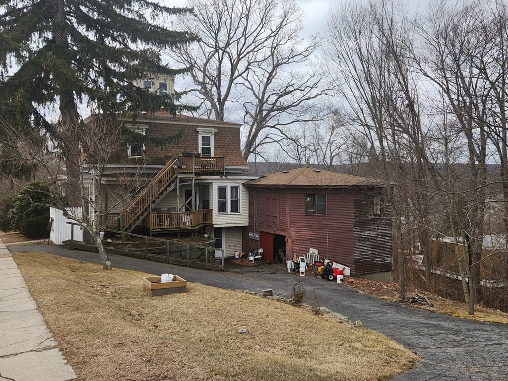 378 School St photo 3