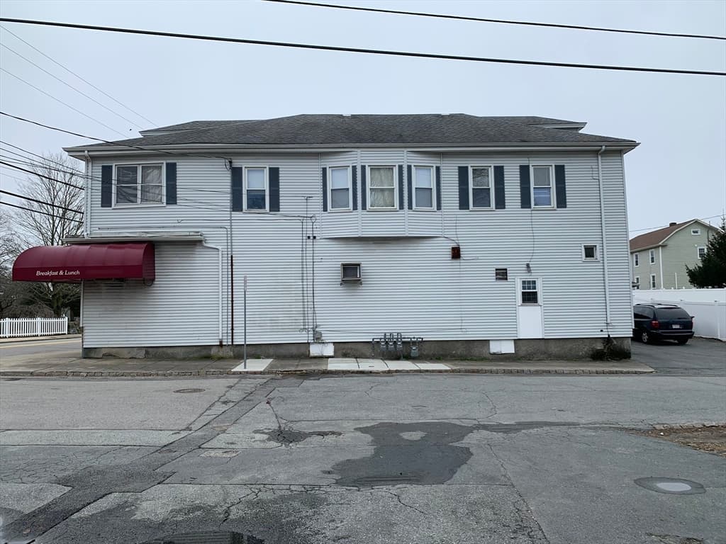 390 Main St photo 2