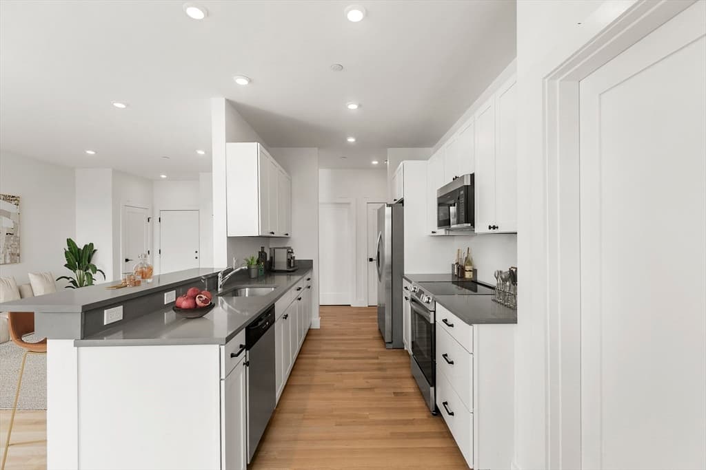 581 Salem St #102 photo 3