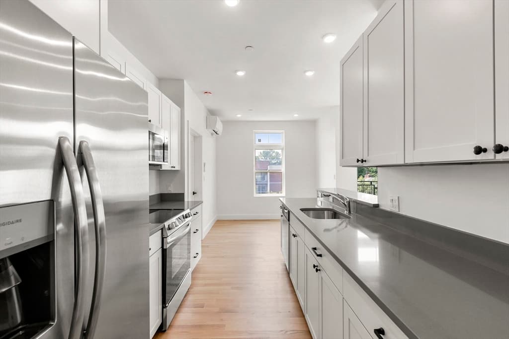 581 Salem St #102 photo 5