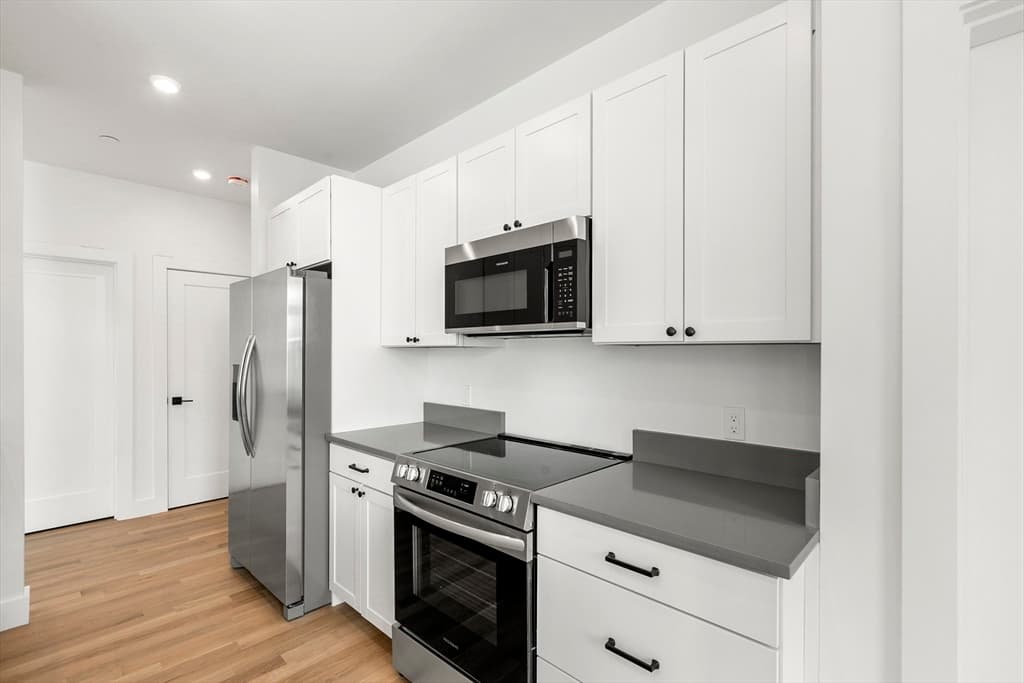 581 Salem St #102 photo 4