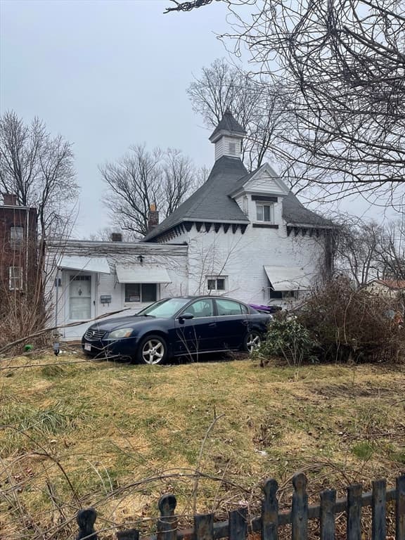 901 Dwight St photo 3