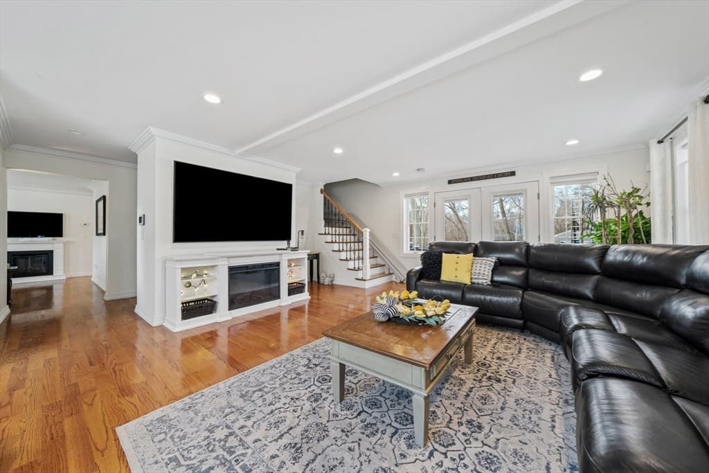 60 Emery St photo 4