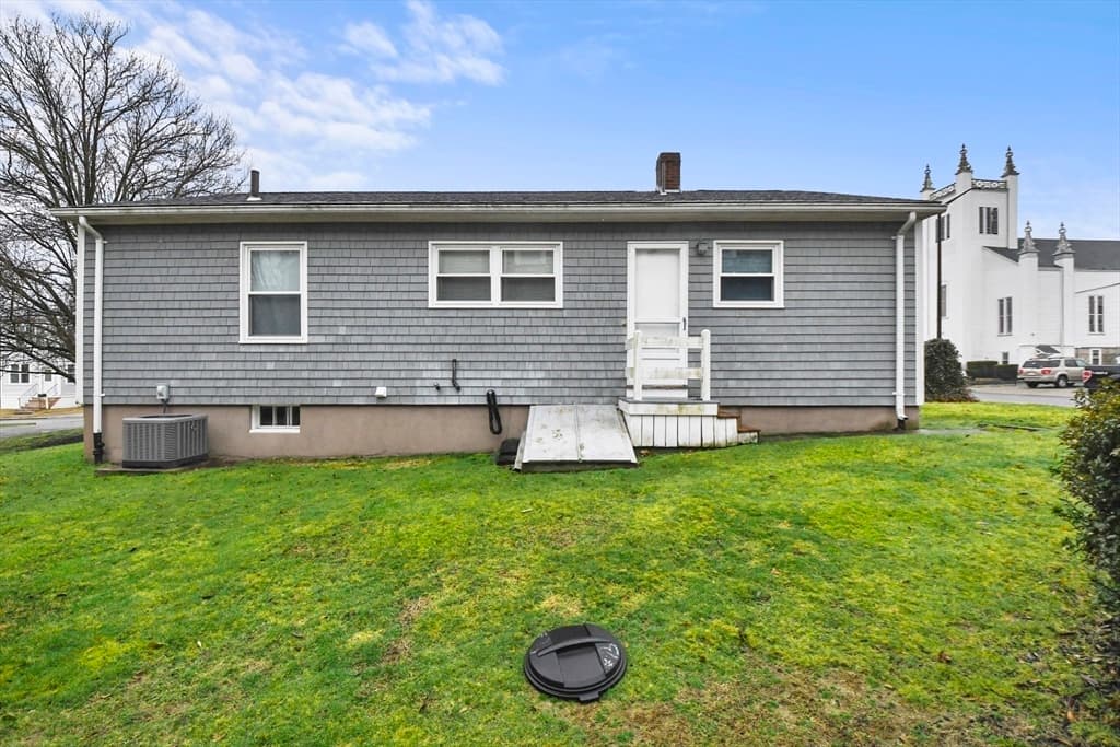 2228 Acushnet Ave photo 3