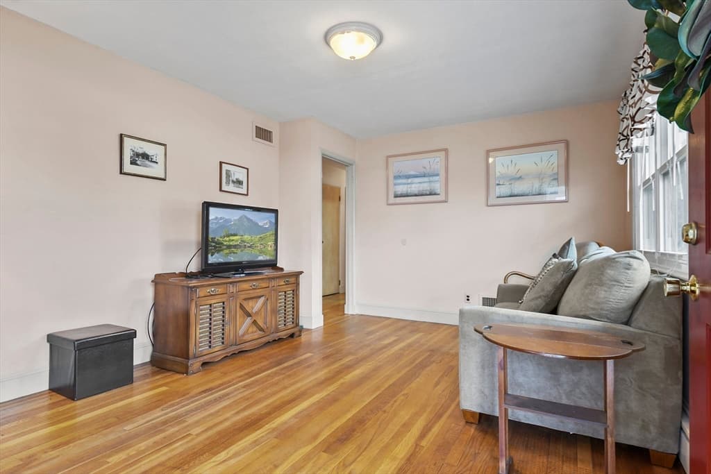 2228 Acushnet Ave photo 4