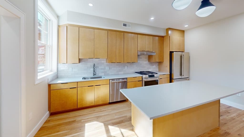 145 Sutherland Rd #2 photo 2