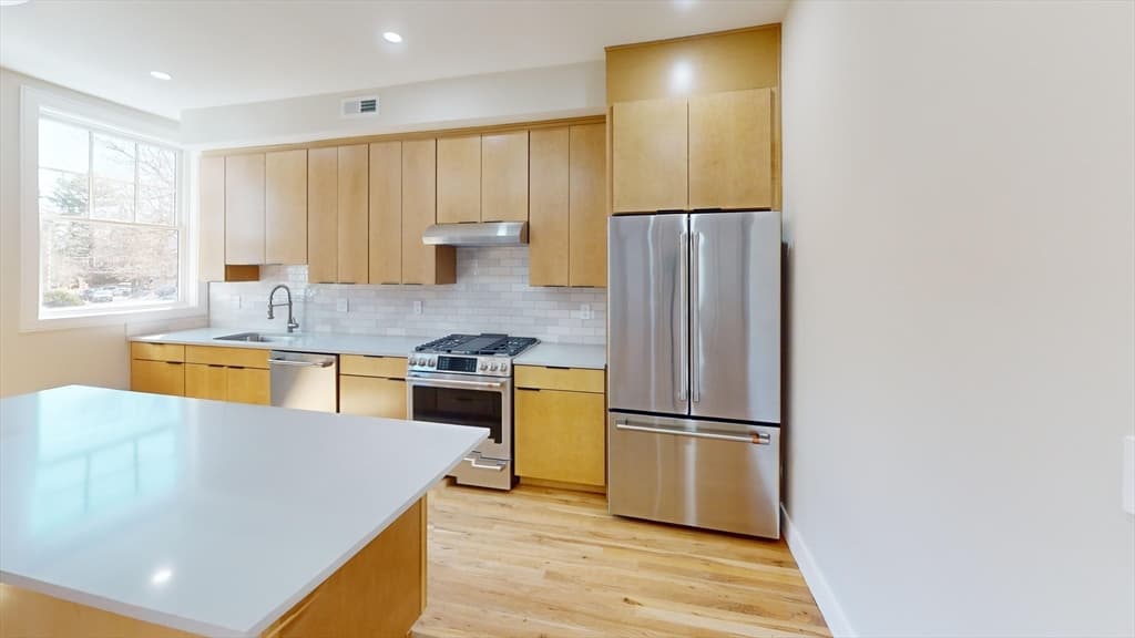 145 Sutherland Rd #2 photo 3
