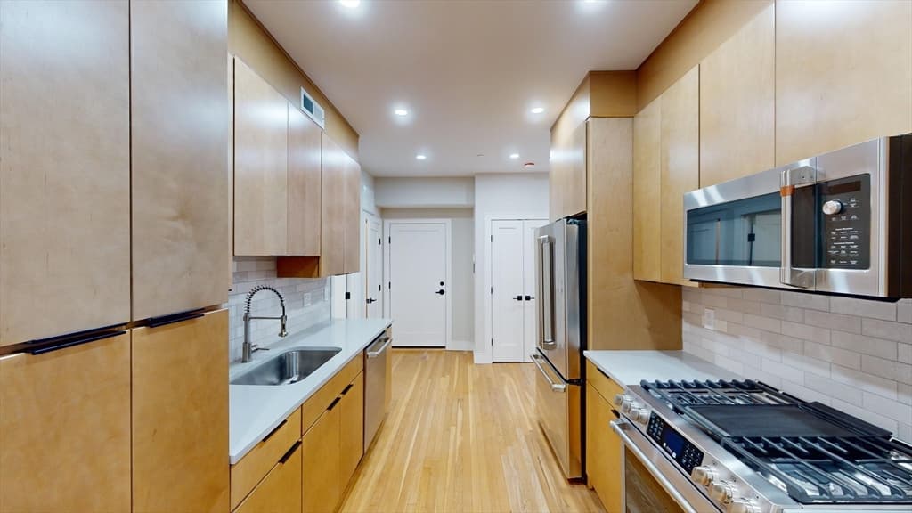 145 Sutherland Rd #1 photo 2