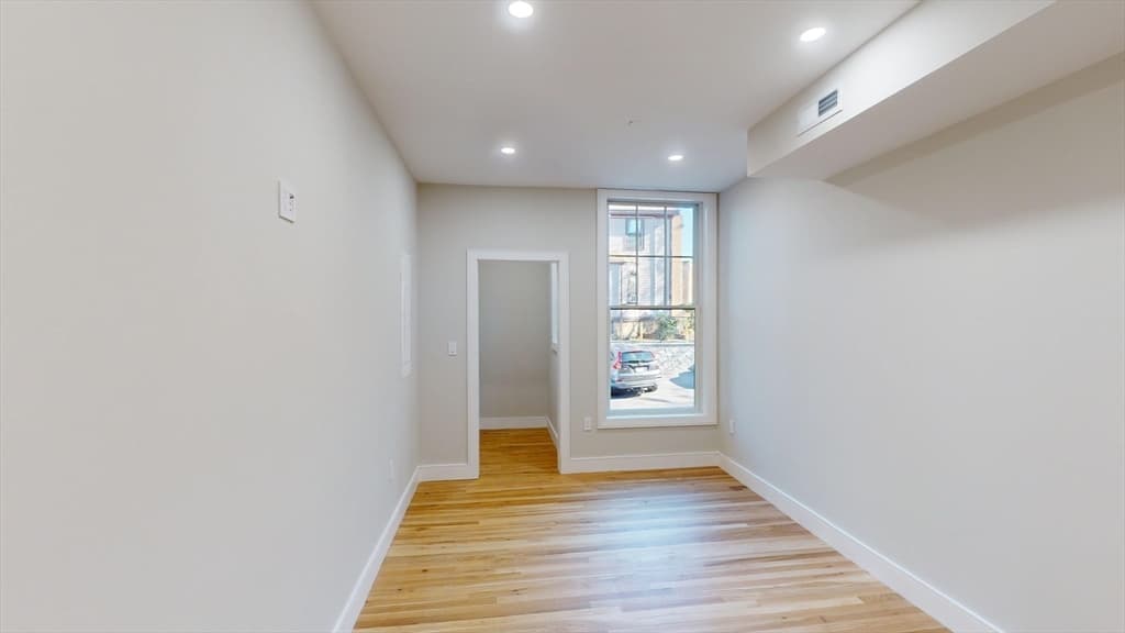 145 Sutherland Rd #1 photo 3