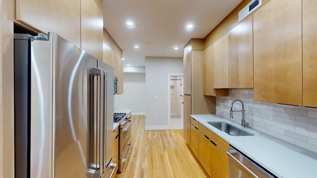 145 Sutherland Rd #1