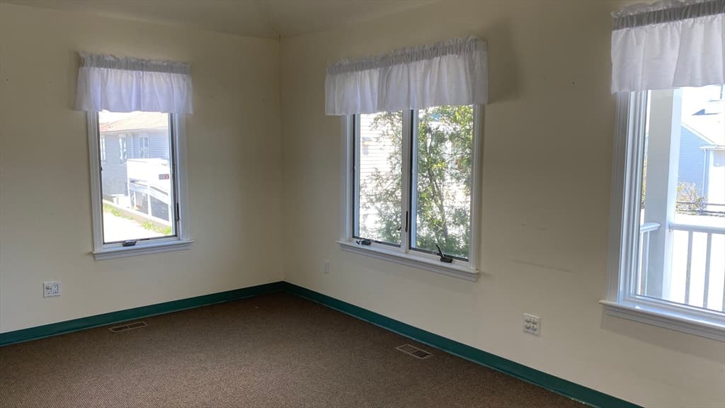 6 E Main St photo 4