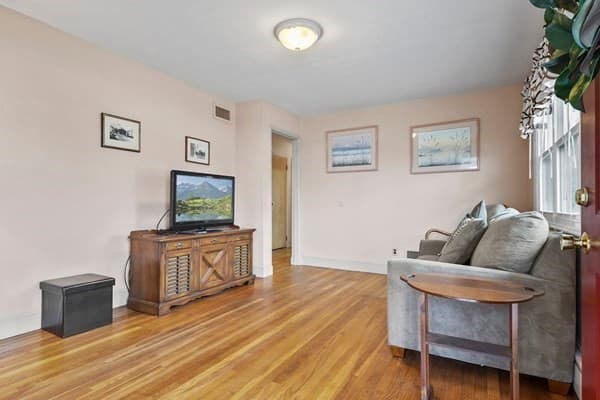 2228 Acushnet Ave photo 4