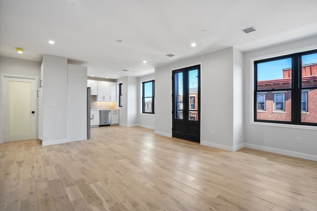 210 Endicott St #4 photo 2