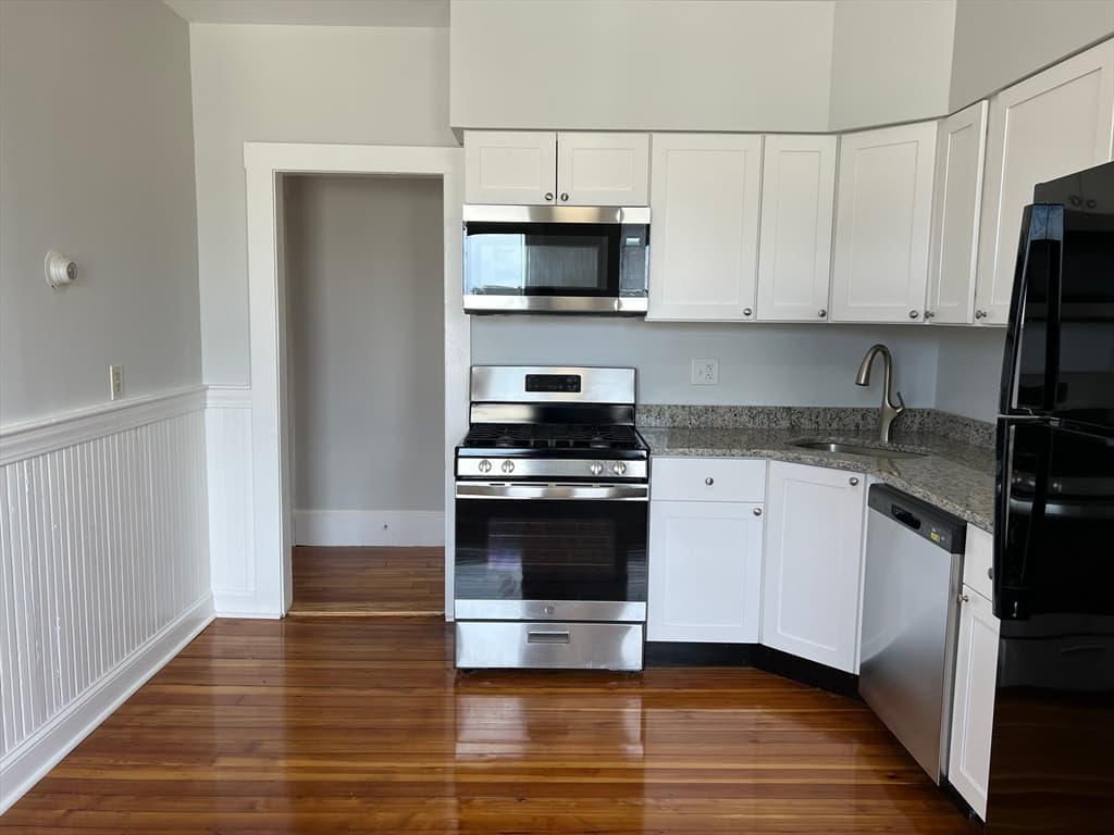 56-60 Cottage St #3R photo 3